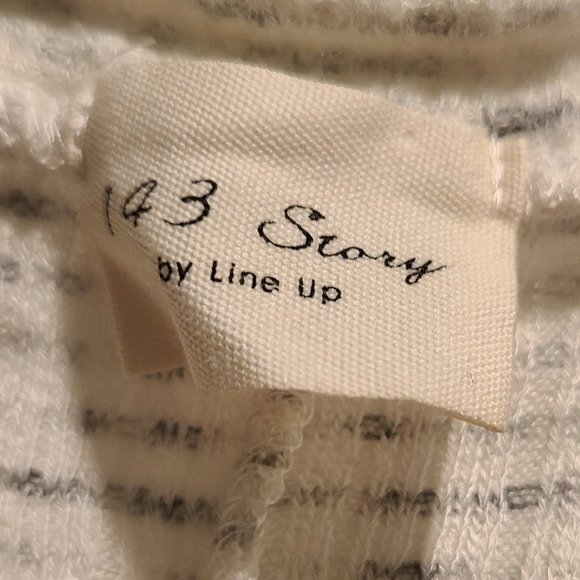 143 Story by Line Up Off-White Heathered Ruffle V-Neck Top - Picture 4 of 5